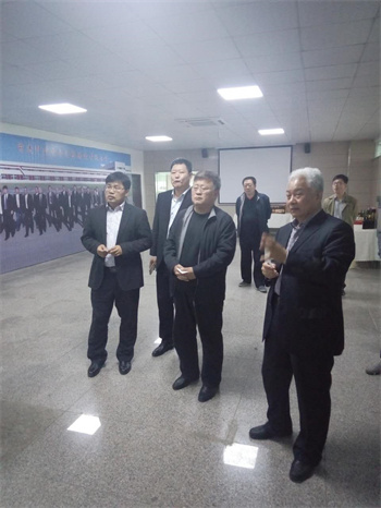 百荣董事长_合隆荣发董事长照片